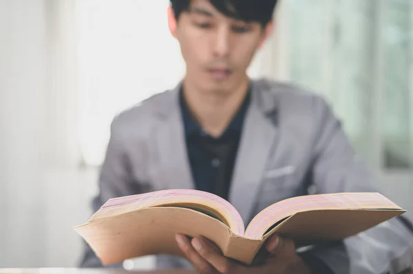 Zakenmensen Die Boeken Lezen Kennis Vergroten — Stockfoto