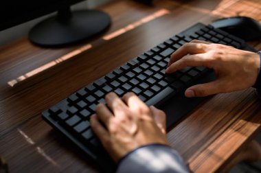 İş adamı iş yerinde bilgisayar kullanır.