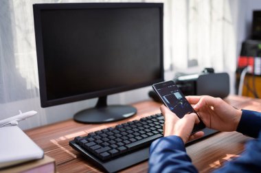 İş yerinde Smartphone kullanan İşadamı