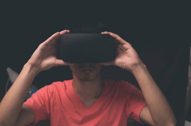 Oyun oyna, film izle, VR gözlükleri kullan, 3 boyutlu resimler, sanal dünyalar