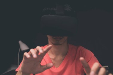 Oyun oyna, film izle, VR gözlükleri kullan, 3 boyutlu resimler, sanal dünyalar