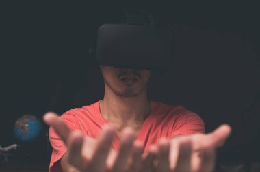 Oyun oyna, film izle, VR gözlükleri kullan, 3 boyutlu resimler, sanal dünyalar