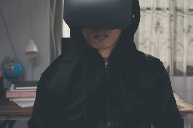 Oyun oyna, film izle, VR gözlükleri kullan, 3 boyutlu resimler, sanal dünyalar