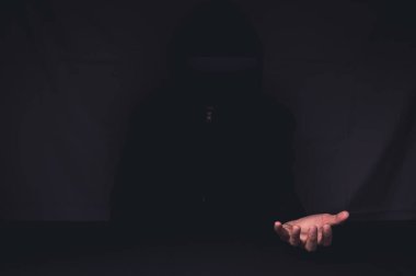 Oyun oyna, film izle, VR gözlükleri kullan, 3 boyutlu resimler, sanal dünyalar