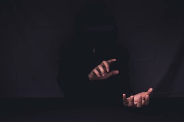 Oyun oyna, film izle, VR gözlükleri kullan, 3 boyutlu resimler, sanal dünyalar