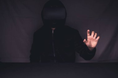 Oyun oyna, film izle, VR gözlükleri kullan, 3 boyutlu resimler, sanal dünyalar