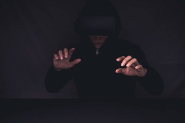 Oyun oyna, film izle, VR gözlükleri kullan, 3 boyutlu resimler, sanal dünyalar