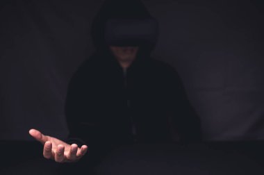Oyun oyna, film izle, VR gözlükleri kullan, 3 boyutlu resimler, sanal dünyalar
