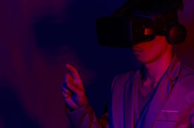VR gözlükleri kullanarak, metaevren vücut duruşu simülasyonu