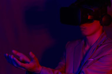 VR gözlükleri kullanarak, metaevren vücut duruşu simülasyonu