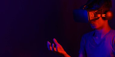 VR gözlükleri kullanarak, metaevren vücut duruşu simülasyonu