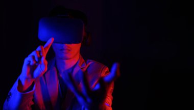 Sanal gerçekliğin bardakları. Geliştirilmiş gerçeklik, oyun, gelecek teknoloji konsepti. Metastaz vücut duruşunun simüle edilmiş VR dünyası fütüristik elbise