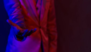 Jestler, pozlar, el hareketleri ve sanal dünya metaevreleri..