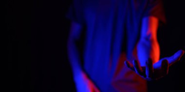 Jestler, pozlar, el hareketleri ve sanal dünya metaevreleri..