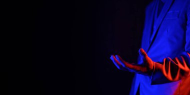 Jestler, pozlar, el hareketleri ve sanal dünya metaevreleri..