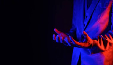 Jestler, pozlar, el hareketleri ve sanal dünya metaevreleri..