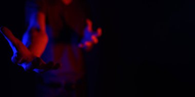 Jestler, pozlar, el hareketleri ve sanal dünya metaevreleri..