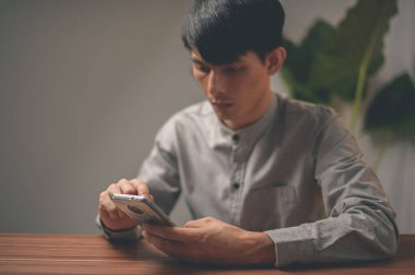 İnsanlar iletişim kurmak, çalışmak, oyunlar oynamak, film izlemek, müzik dinlemek için akıllı telefonları kullanıyorlar..