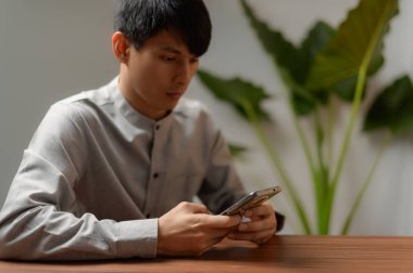 İnsanlar iletişim kurmak, çalışmak, oyunlar oynamak, film izlemek, müzik dinlemek için akıllı telefonları kullanıyorlar..