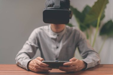 İnsanlar iletişim kurmak, çalışmak, oyunlar oynamak, VR gözlükleriyle film izlemek için akıllı telefonları kullanıyorlar..