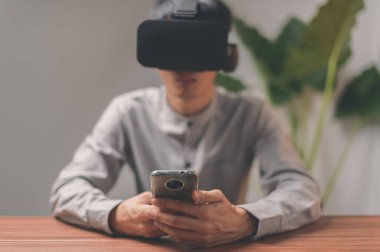 İnsanlar iletişim kurmak, çalışmak, oyunlar oynamak, VR gözlükleriyle film izlemek için akıllı telefonları kullanıyorlar..