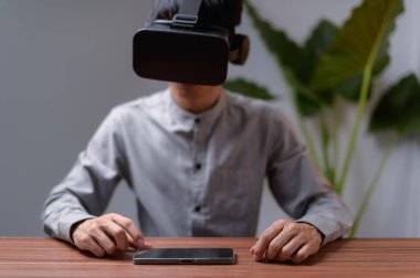 İnsanlar iletişim kurmak, çalışmak, oyunlar oynamak, VR gözlükleriyle film izlemek için akıllı telefonları kullanıyorlar..