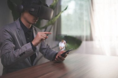 İş adamı iş arkadaşlarıyla çevrimiçi toplantı, öğrenme, öğretme, çevrimiçi video görüşmesi yapıyor