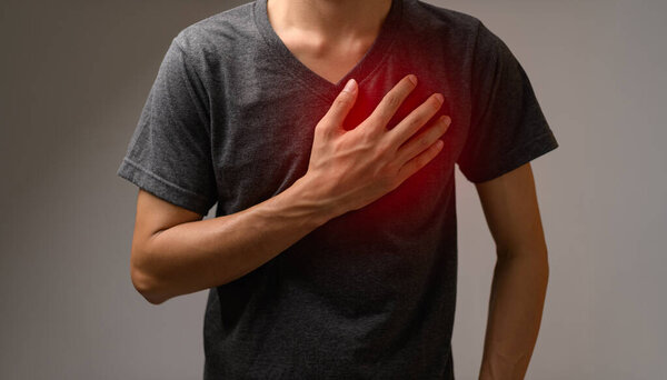 Мужчина с болью в груди, костями, сухожилиями, болью, травмами в соответствии с медицинскими принципами.