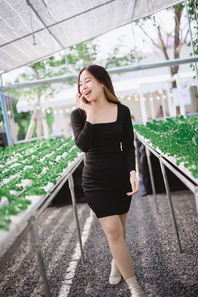 Porträt Einer Schönen Frau Einem Schwarzen Kleid — Stockfoto