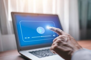 İnternet 'te video izlemek, online konser dijital metaverse, multimedya teknoloji konsepti
