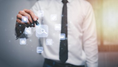 E ticaret teknolojisi kavramı. Alışveriş yapan kişi çevrimiçi alışveriş için troleybüs kredi kartı dağıtım kamyonuna sipariş vermek için bilgisayar bilgisayarı kullanıyor.