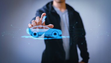 Elektrikli araç seçiyorum. Elektrikli ve benzinli araba seçimi. Şarj makinesindeki sembolü göstererek.