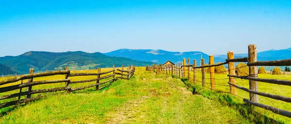 Wooden Fences Green Field Distant Mountains — Foto Stock