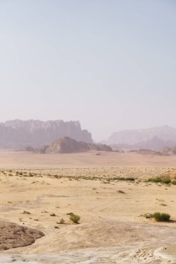 Wadi Rum Çölü, Jordan. UNESCO Dünya Mirası Alanı olarak tanımlanıyor. Ulusal park manzarası. Offroad maceraları seyahat geçmişi. Sis perdesi.
