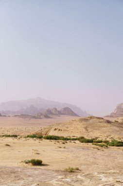 Wadi Rum Çölü, Jordan. UNESCO Dünya Mirası Alanı olarak tanımlanıyor. Ulusal park manzarası. Offroad maceraları seyahat geçmişi. Sis perdesi.