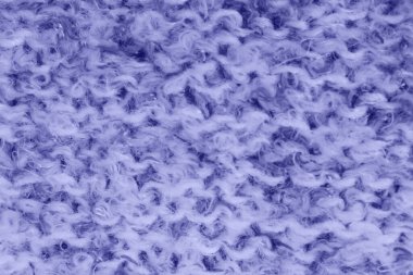 Hafif el örgüsü ya da örgü örme kumaş dokusu modaya uygun mor renkte. Makro arkaplanı kapat.