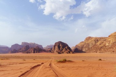 Wadi Rum Çölü, Jordan. Ay Vadisi. Kızıl kum, dağlar ve sis. UNESCO Dünya Mirası Alanı olarak tanımlanıyor. Ulusal park manzarası. Offroad maceraları seyahat arka planı.