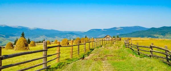 Haystacks Fences Distant Shed Mountains Sunny Scene — Foto Stock