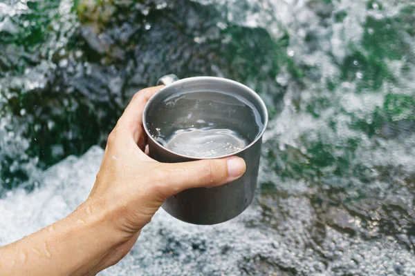 Рука Держит Чашку Чистой Водопадом Питьевой Воды — стоковое фото