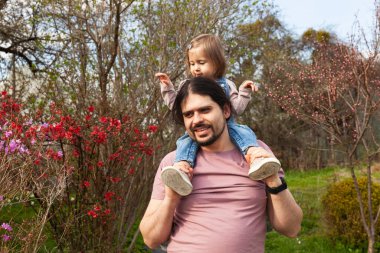 Babalar günün kutlu olsun. Çocukla oynayan bir adam. Neşeli baba çocukla oynuyor. Babam bebeği sever. Erkek şefkati konsepti.