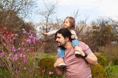 Babalar günün kutlu olsun. Çocukla oynayan bir adam. Neşeli baba çocukla oynuyor. Babam bebeği sever. Erkek şefkati konsepti.