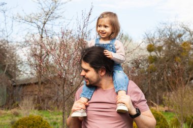 Babalar günün kutlu olsun. Çocukla oynayan bir adam. Neşeli baba çocukla oynuyor. Babam bebeği sever. Erkek şefkati konsepti.