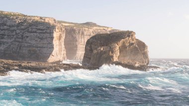 Malta 'nın Gozo adasının batı kıyısındaki Dwejra Körfezi' ndeki Mantar Kaya ve Kaya havuzları. Gün batımı, akşam ışığı. Fırtına havası. Güzel sakin doğa panoramik arkaplan.