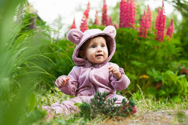 Schöne Glückliche Kleinkind Baby Mädchen Mit Einem Rosa Kapuzenpulli Und — Stockfoto