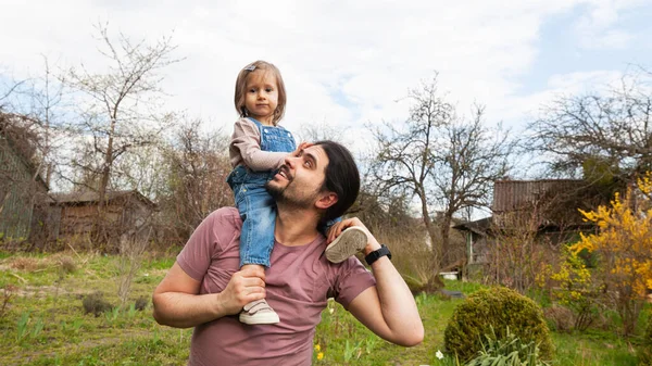 Babalar günün kutlu olsun. Çocukla oynayan bir adam. Neşeli baba çocukla oynuyor. Babam bebeği sever. Erkek şefkati konsepti.