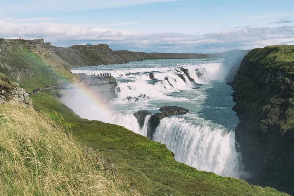 Gökkuşaklı martı şelalesi. İzlanda doğası.