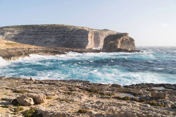 Malta 'nın Gozo adasının batı kıyısındaki Dwejra Körfezi' ndeki Mantar Kaya ve Kaya havuzları. Gün batımı, akşam ışığı. Fırtına havası. Güzel sakin doğa panoramik arkaplan.