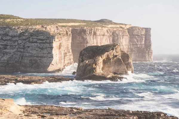 Malta 'nın Gozo adasının batı kıyısındaki Dwejra Körfezi' ndeki Mantar Kayası. Fırtına havası. Güzel doğa arkaplanı.