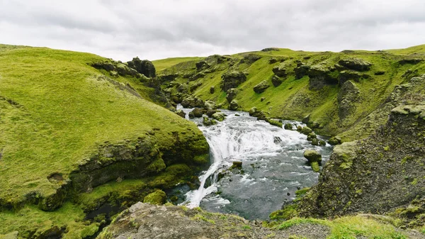 Rio Islândia Europa Vista Incrível Para Prado Verde Água Fotografia — Fotografia de Stock
