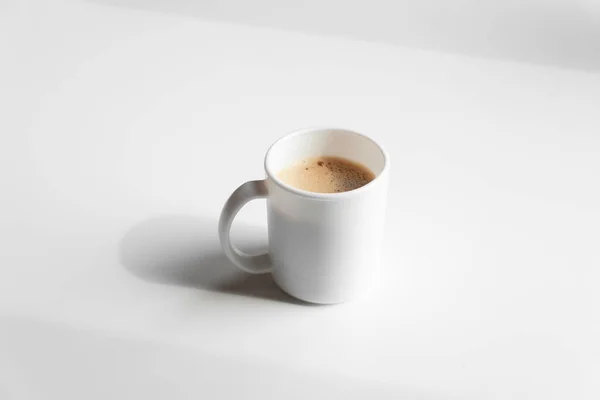 Чашка Свежего Кремового Эспрессо Пузырём Пеной Белом Пустом Столе Заднем — стоковое фото